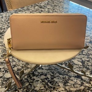 MICHAEL Kors beige *LIKE NEW* large wallet wristlet